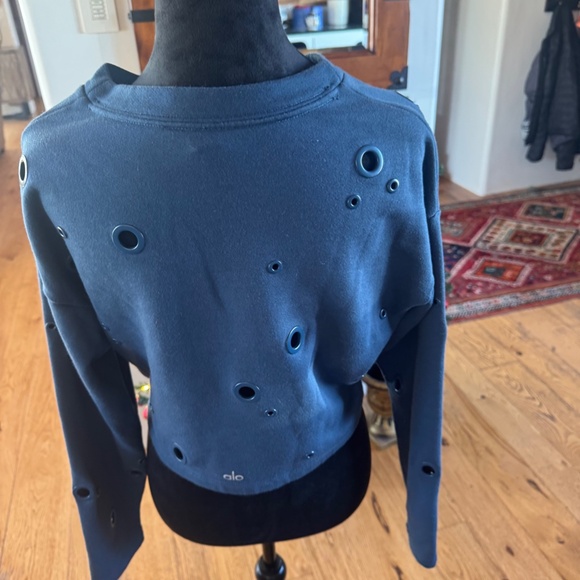 ALO YOGA WOMEN'S SWEATSHIRT BLUE SIZE SMALL EXCELLENT CONDITION - Picture 3 of 6